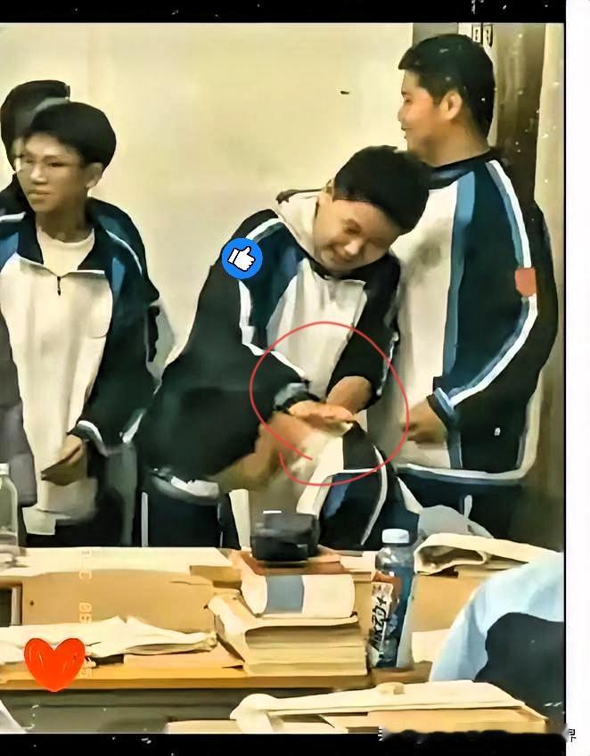 看哭了家人们！山东一男生在教室突然高烧39.5度家长半小时才能到。结果同学