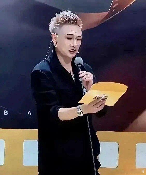 这造型状态逆天啊，哪里像是63岁的，分明是30岁的模样