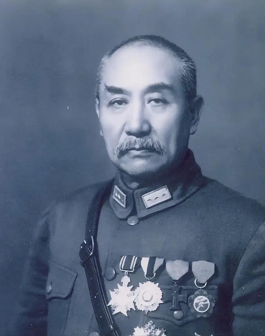 1992年，阎锡山icon的小儿子回到山西忻州，在老宅门口老泪纵横。然而就在他抬