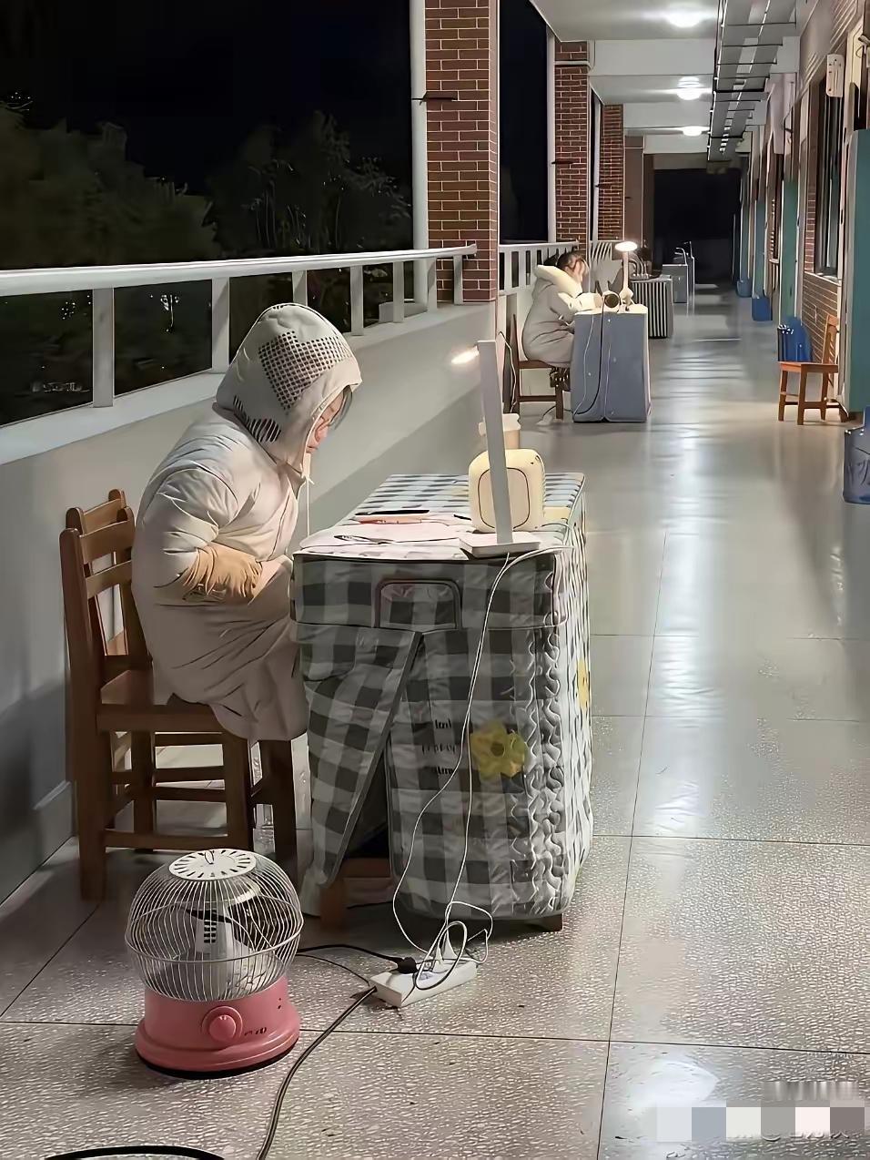 真不知道这又是哪位好校长想到的好主意，把教师的办公桌搬到走廊上。一方面方便老师看
