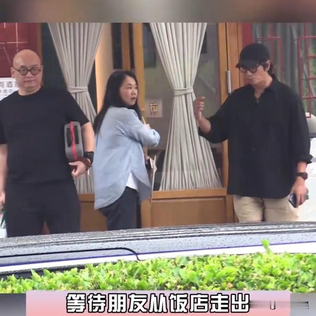 陈坤，老了也是法拉利！6月12日，有娱记拍到陈坤与朋友聚餐的画面。视频里的他
