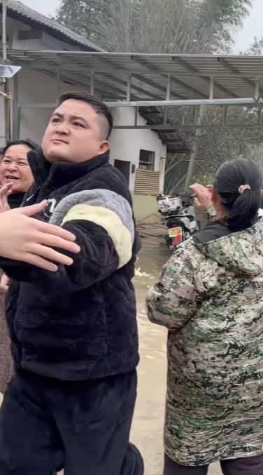 株洲文旅一觉醒来天塌了。这几位要是拍短剧，估计都不用化妆，原以为，免费请村民