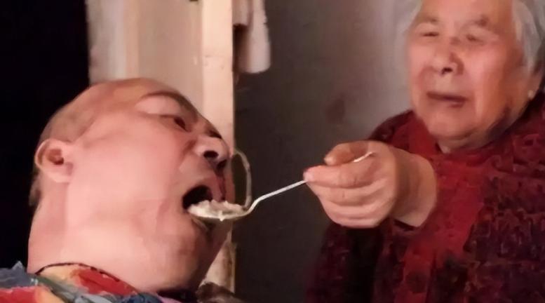 2017年，83岁的王某将溶解了60粒安眠药的温水端到儿子面前，亲手喂他喝了下去