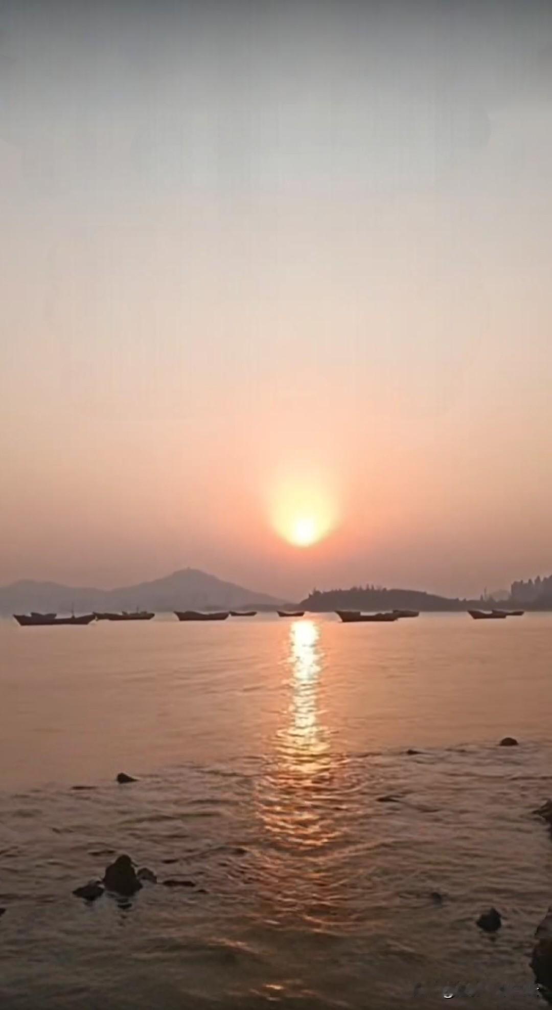 喜欢背影的多姿，当把背影留给光阴时，会自信的告诉自己，一切都会过去；不回