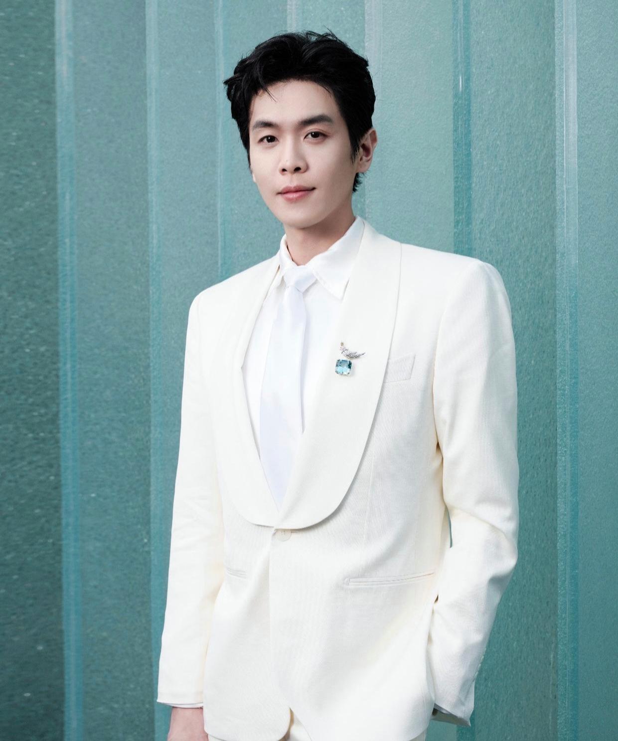 1.于适现在单身，网上传的新恋情都是假消息。2.张若昀的新剧《天工之城》还在找投