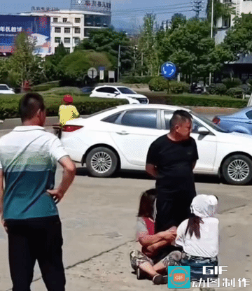 网友：我也相中，该抱哪条腿街头这一幕直接看呆路人！两名女子席地而坐，一人抱