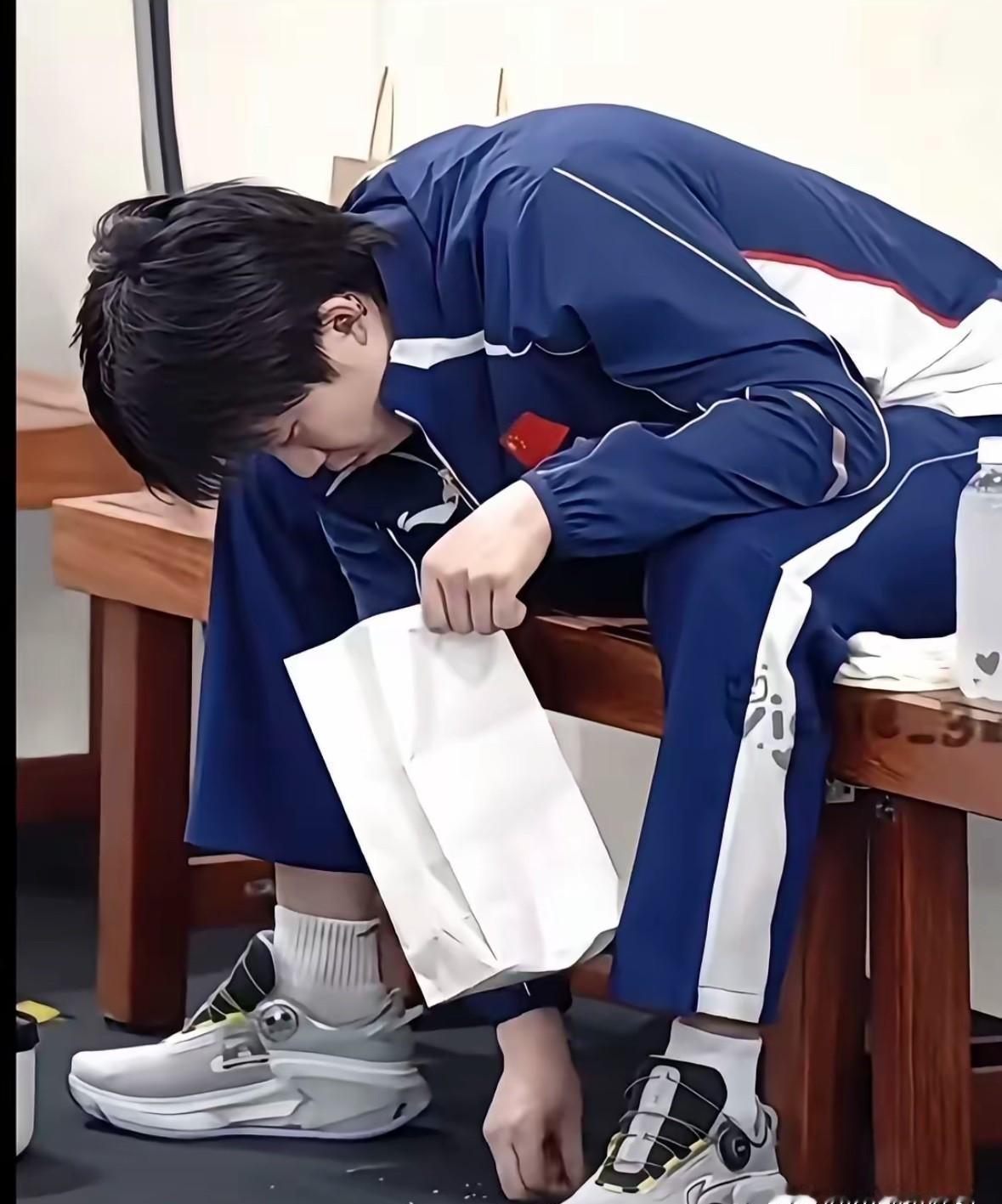 182的巨人趴在地上，指甲抠着地砖缝找面包渣。你以为是段子。这是他赛前唯一的