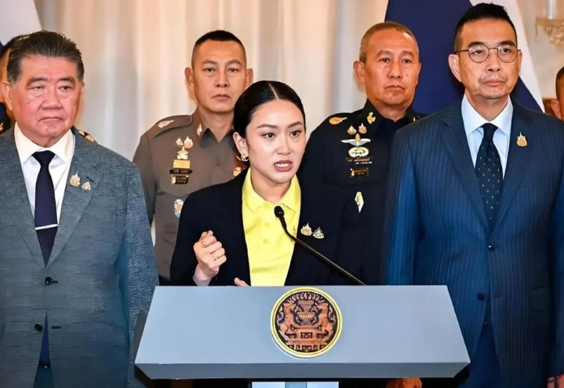 很多人以为泰国总理佩通坦下台，是那通电话惹的祸。错了！那通电话，泰国人民早就原谅