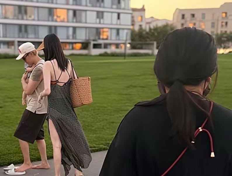 网友偶遇￼陈伟霆⁠￼￼、￼何穗⁠￼￼夫妻俩现身￼阿那亚度假⁠￼￼。陈伟霆化身奶爸，小心翼翼怀抱着儿子