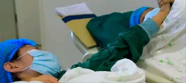 云南一59岁父亲患肝硬化晚期，医生下病危通知书，儿子决定放弃治疗。谁料，女儿却驱