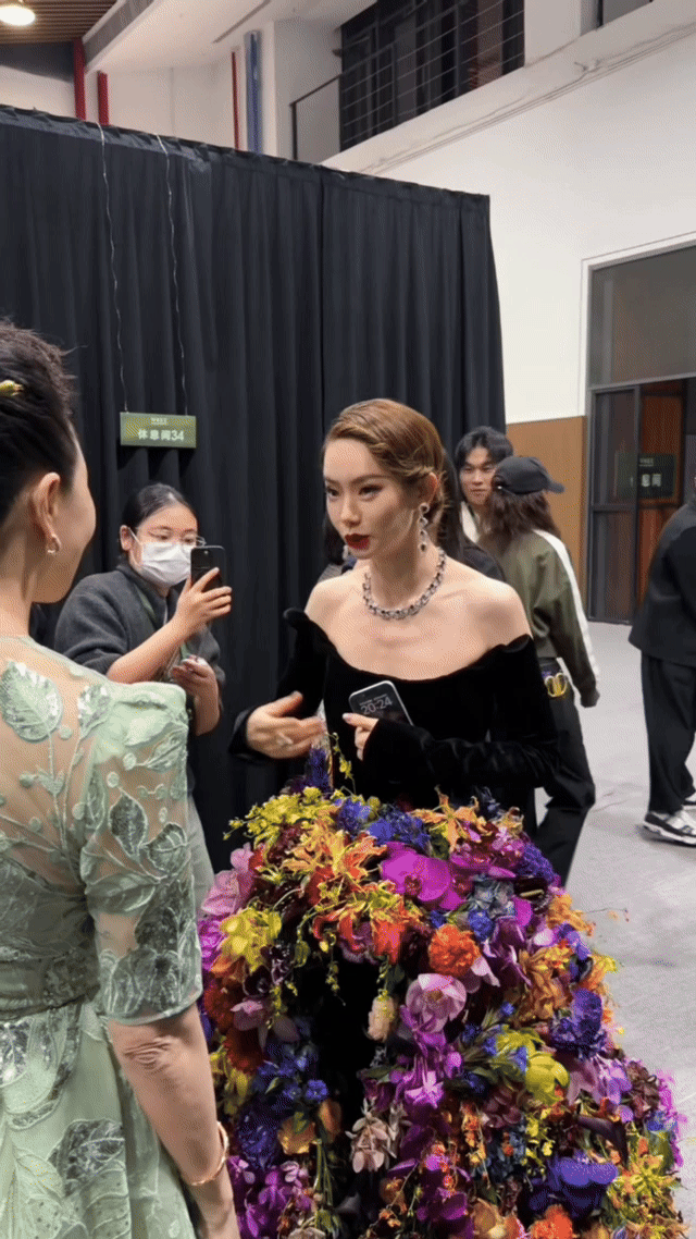 伊能静恩利拔戚薇的花哈哈，这母子俩要不要这么可爱🤩[比心]母子俩多多少少有点