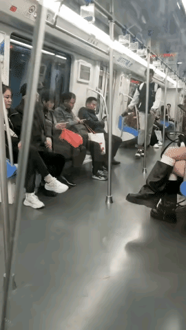 唉呀妈呀，这男人太“娘”了某地地铁车厢，有位穿运动服的男子，背一个双肩包，他
