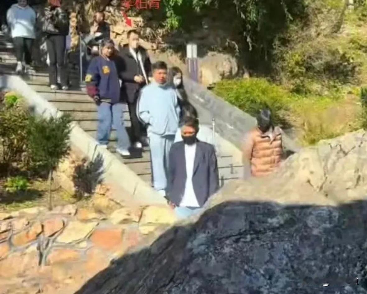 许久未见的辛柏青再次露面，和李乃文一起，有人猜测是为妻子朱媛媛祈福！能够理解辛