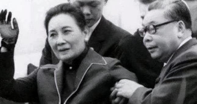 1975年，蒋刚咽气，比蒋经国只大12岁的宋美龄就想夺权，让人没想到的是一向憨厚