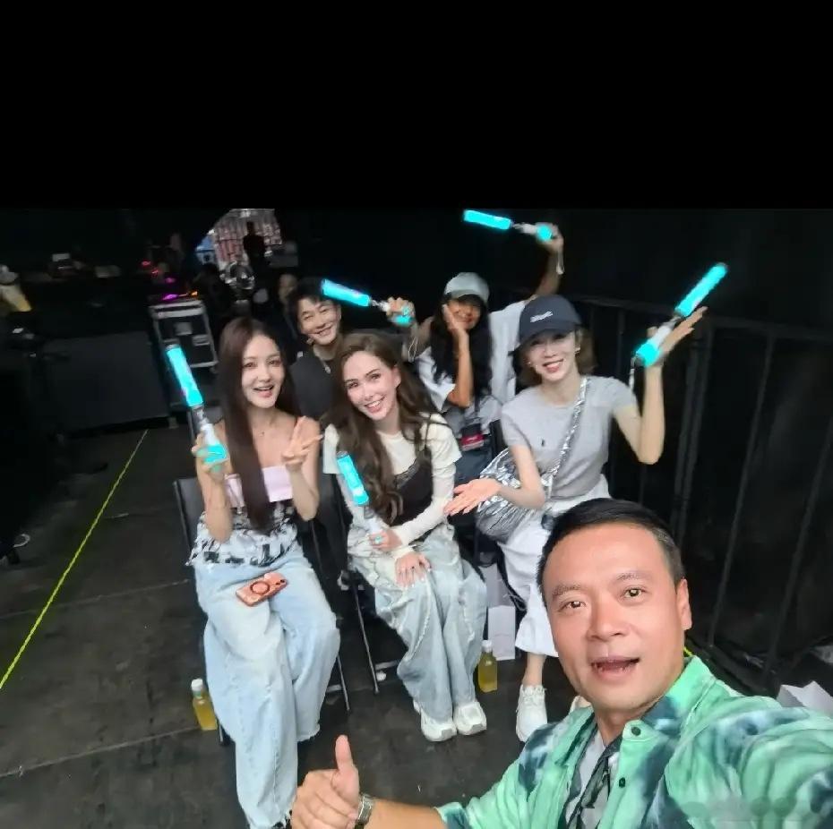 黄晓明、瞿颖、姜妍现身周杰伦演唱会，因为最近她们和昆凌在录制综艺，关系非常好！正