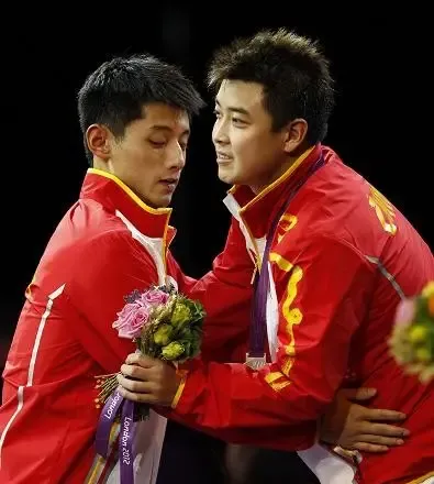 搞死你的，往往是你身边最懂你的陪练。2008年，20岁的张继科给王皓当陪练。2008年的国乒训练里，