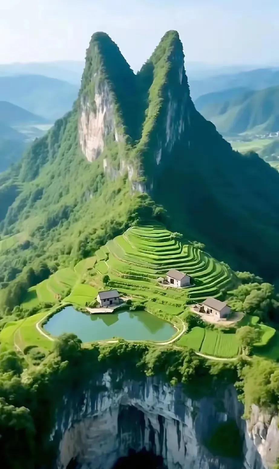五绝·奇山风景文/方立新奇山风景美，峭壁有梯田。镜水盛天雨，村房建顶巅