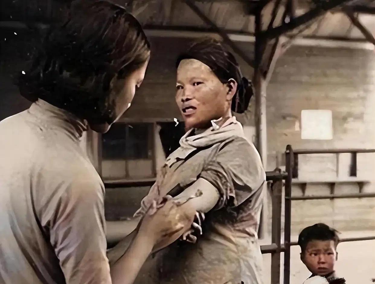 针头扎进胳膊的，不是药，是命令。1940年代，华北农村。日本军医的注射器，对