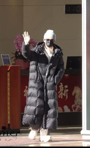 檀健次今天广东回北京录制北京春晚，看到他换上了厚厚的长款羽绒服，穿得暖暖的走出来