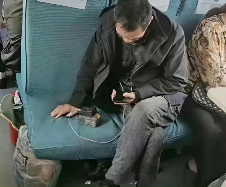 他这充电宝，从广州充到拉萨都用不完