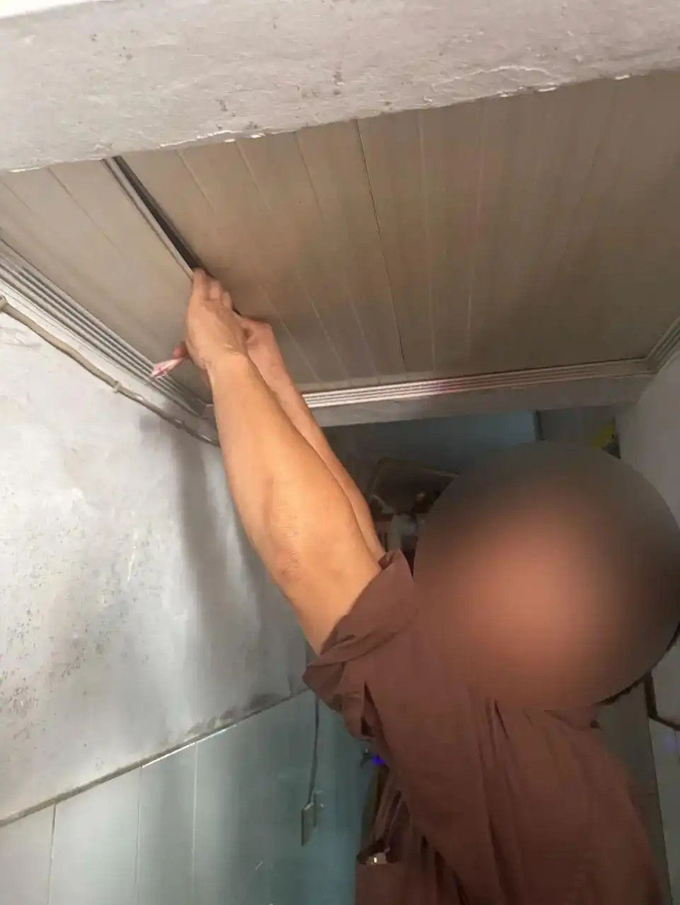 家住宁波鄞州区东吴镇的李阿姨最近遇上了桩离谱的事。前阵子她去女儿家住了几天，回家安顿好后便出门办事。
