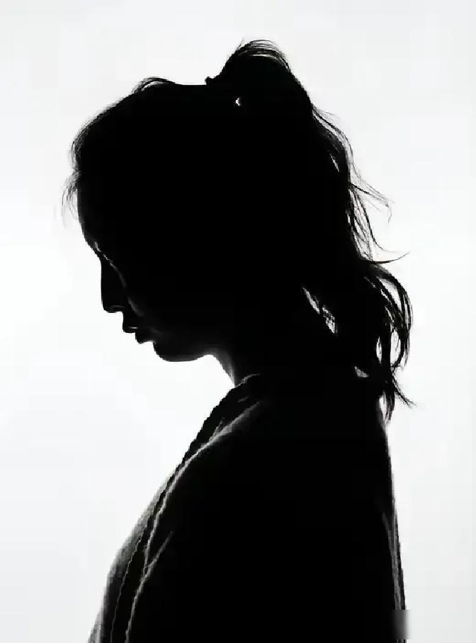 哈尔滨一名20岁的姑娘，因为停经好几个月，自己怀疑是怀孕了，既没敢告诉家人也没去