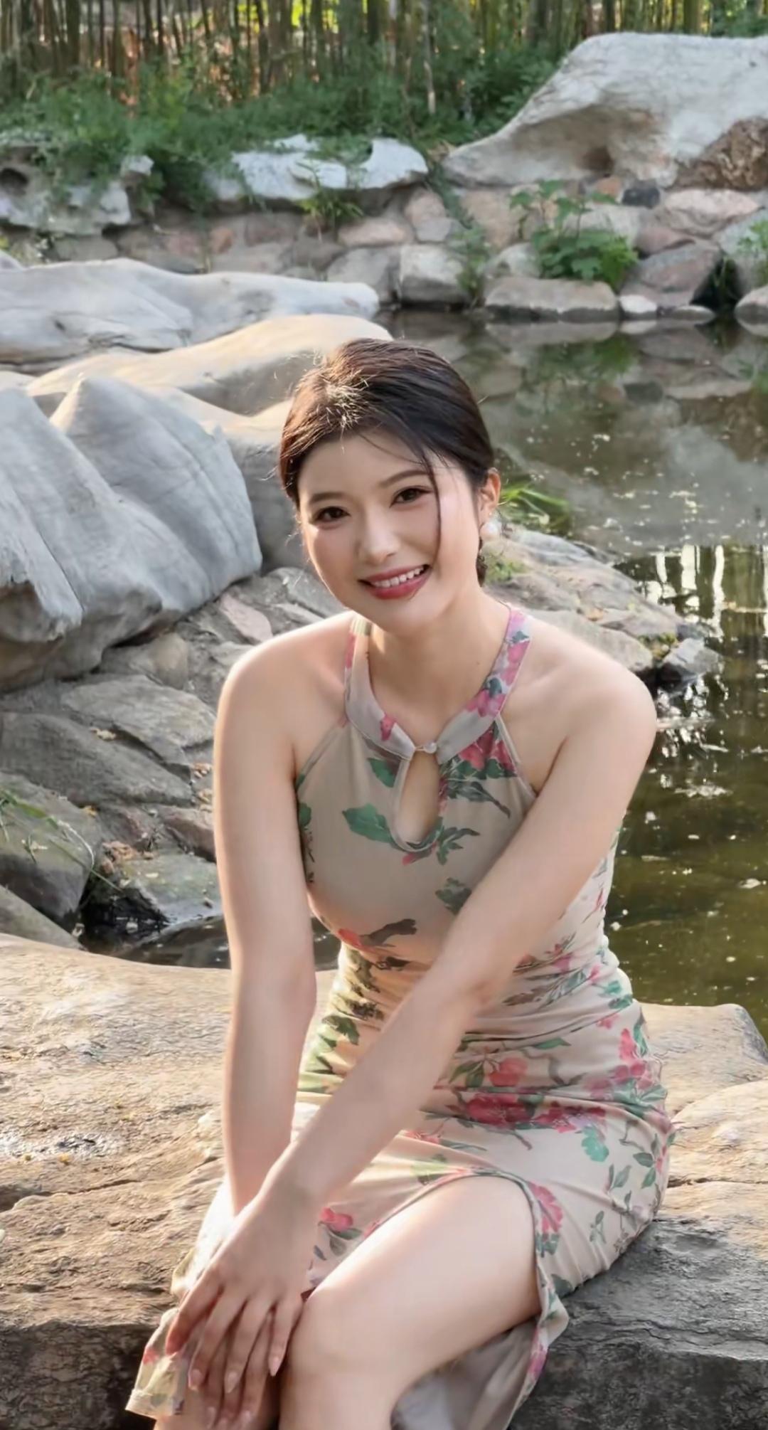 在湖边石凳上，笑靥如花的她，宛如画中仙子。
