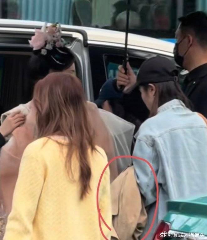 毛晓彤发博找外套咋这么接地气