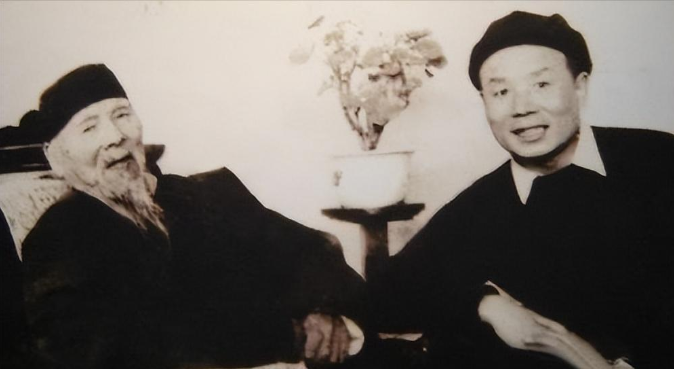 1947年，李可染想拜齐白石为师，齐老随意翻看着李可染带来的画，没曾想，刚翻几下
