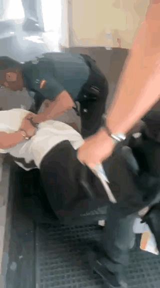 西班牙人太狠了！有50个10到15岁的法国犹太小孩，在飞机上唱希伯来语的歌。结果