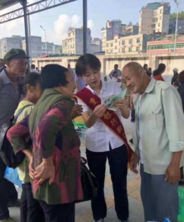深夜，银行卡遭遇盗刷，该先挂失报警吗？重庆一位女子的选择完全不同——她没有急着挂