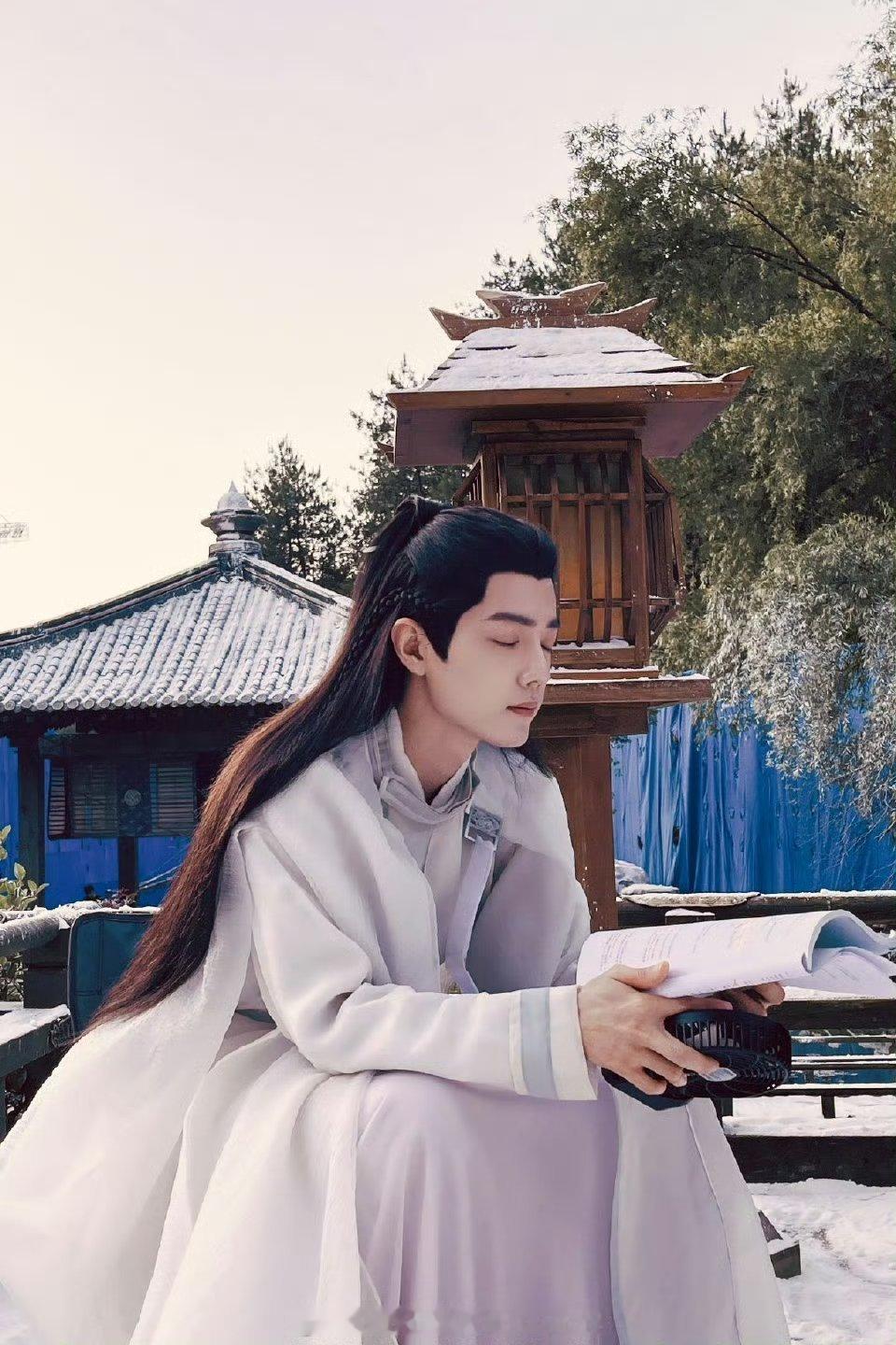 每次看到肖战剧本不离手都一整个心软软是不管在哪里都会特别认真钻研剧本的优秀演员