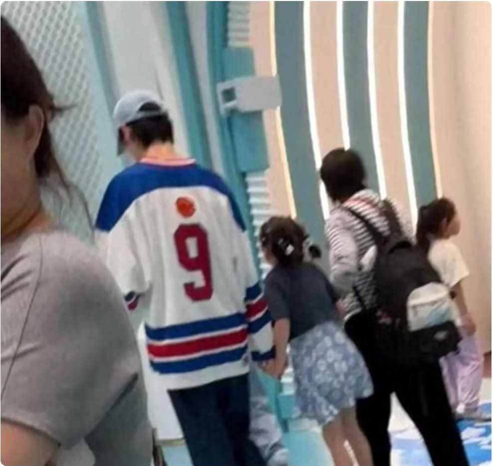 向佐郭碧婷街头被偶遇，一家四口画面温馨，女儿活泼可爱像公主！