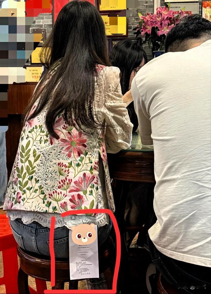 美女出门太急了要不要帮她把吊牌剪了？吊牌女装吊牌工艺街头露吊牌