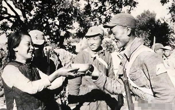 1944年，八路军路过周大娘家，周大娘在倒水时无意间发现了一名战士嘴中镶嵌的金牙