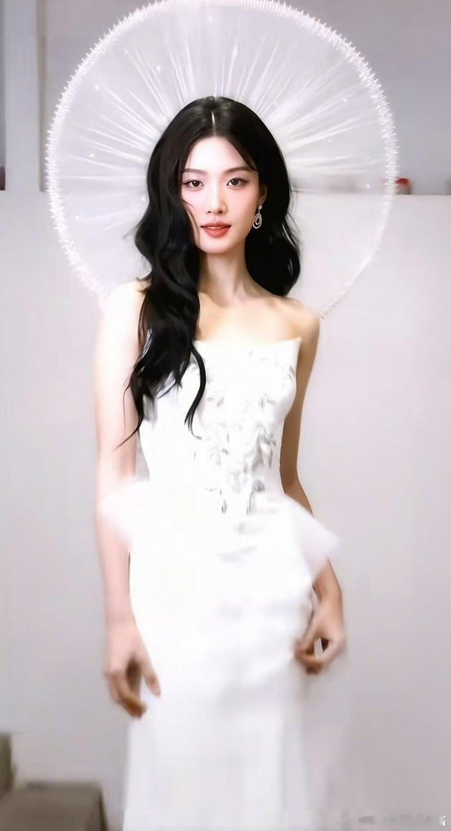 同是婚纱礼服，卢昱晓和张艺凡，谁更出圈嘞~