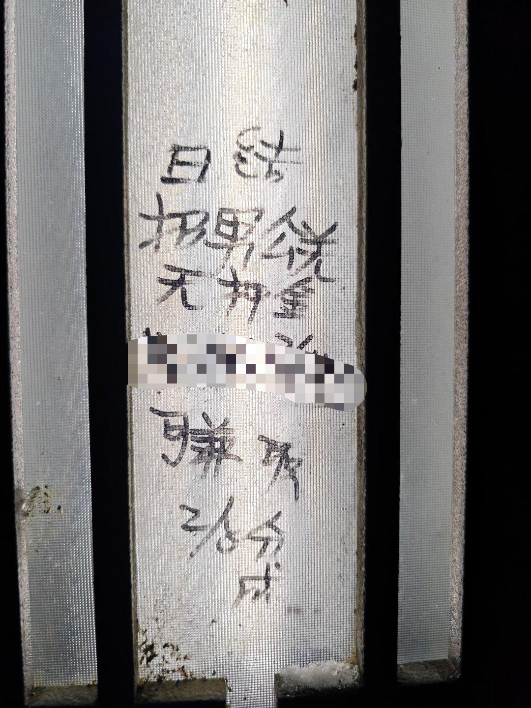 把广告写在灯上，白天黑夜都看得见，太缺德了。