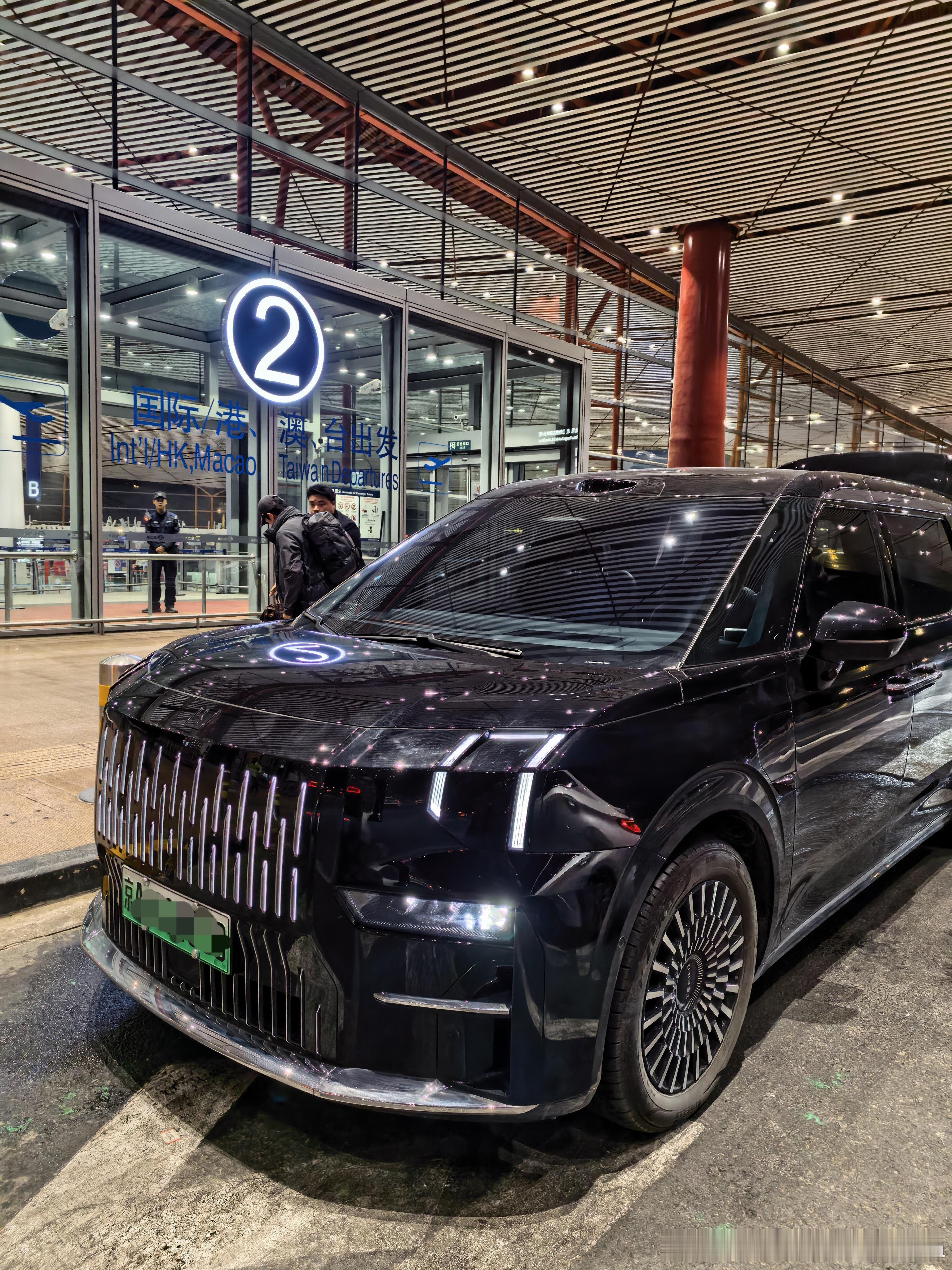 做个优雅的赶路人，闪现北京5小时拍了极氪8X，很少看了一台车之后觉得它定价得高一