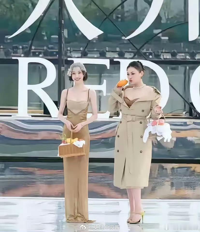 听说男生都喜欢左边的，女生都喜欢右边的​​​