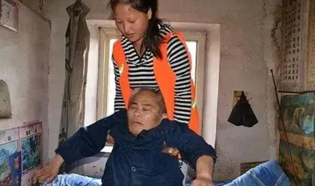 2011年，山东1漂亮姑娘公开征婚，条件就一条：“来我家帮我照顾3个老人”。哪知