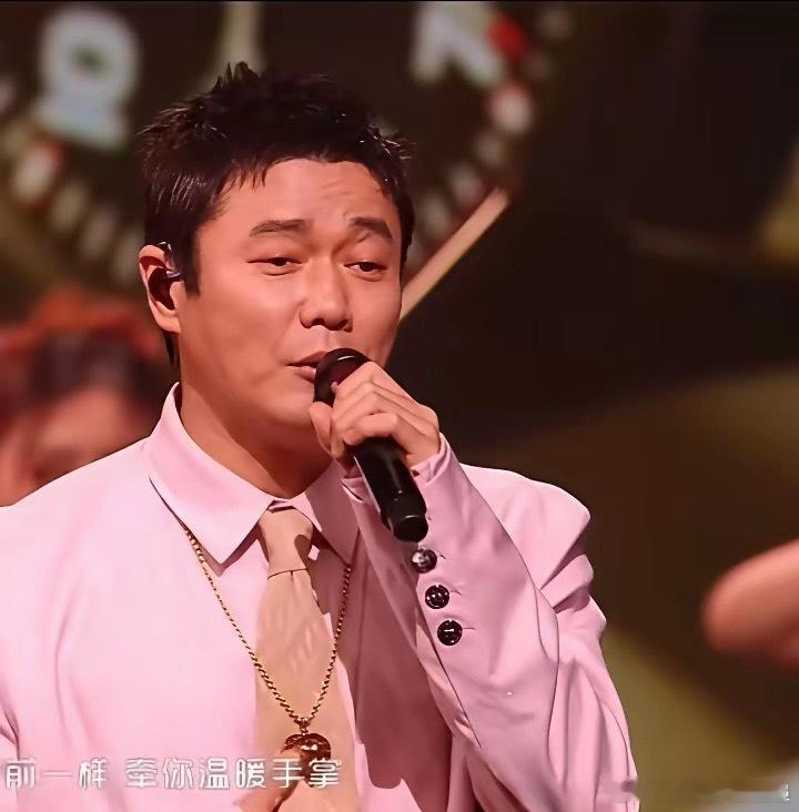 东方卫视跨年演唱会总导演，今天真的要找个地缝儿钻下去了！有2个尴尬之处！1、他怎