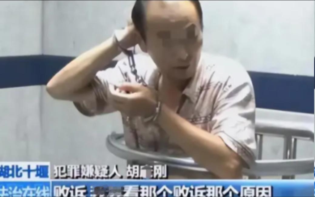 湖北一男子讨薪失败，输了官司，领判决书时竟然当场翻脸，拿利器刺向4名法官！2