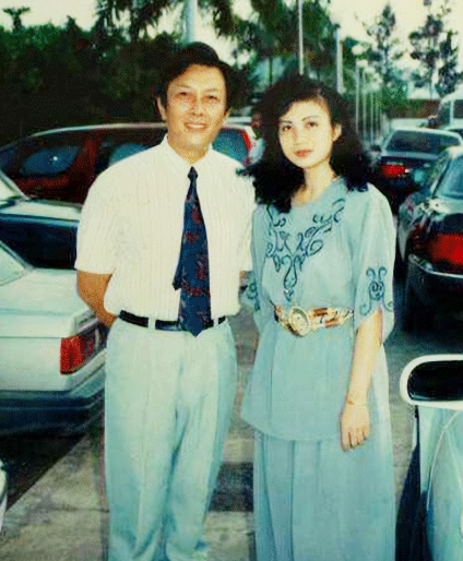 1990年除夕夜，唐国强的妻子洗完澡化完妆，穿上一身新衣，用一根绳子结束了自己的