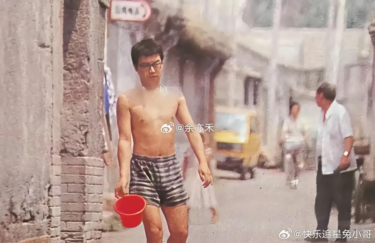 王菲早年和窦唯住北京胡同捂着鼻子上公厕，这个时候是纯粹的爱情吧！