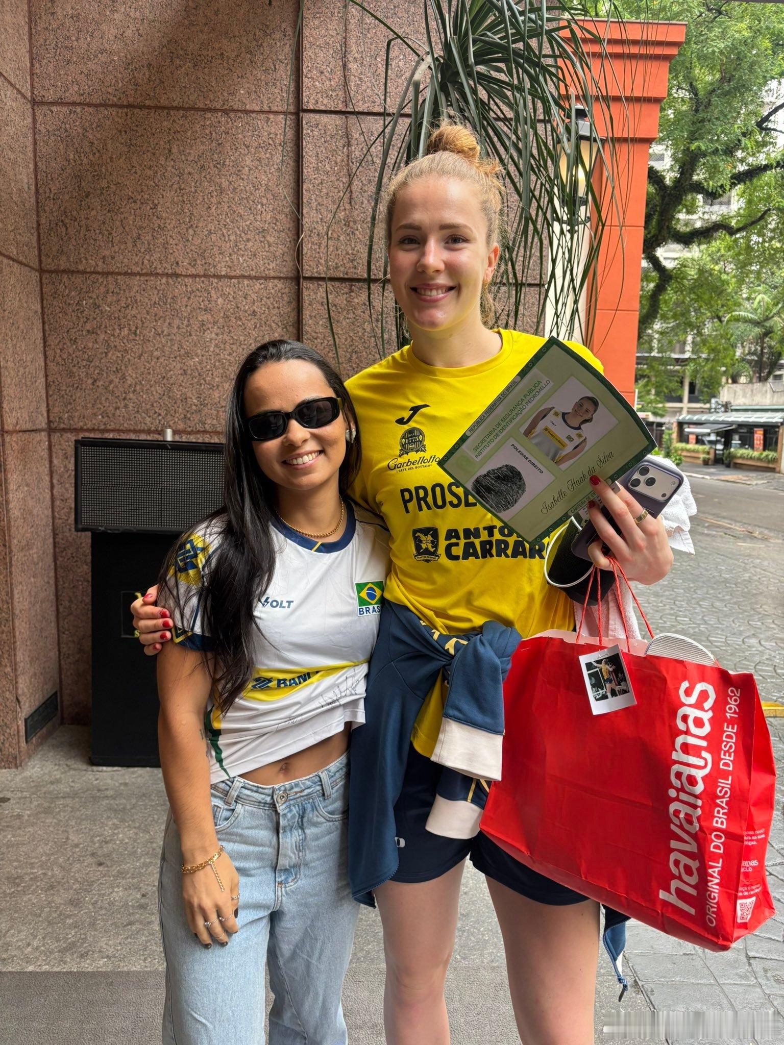 🇧🇷加比·吉马良斯：“她已经拿到了身份证，甚至赢得了巴西人的心（笑）。她说如