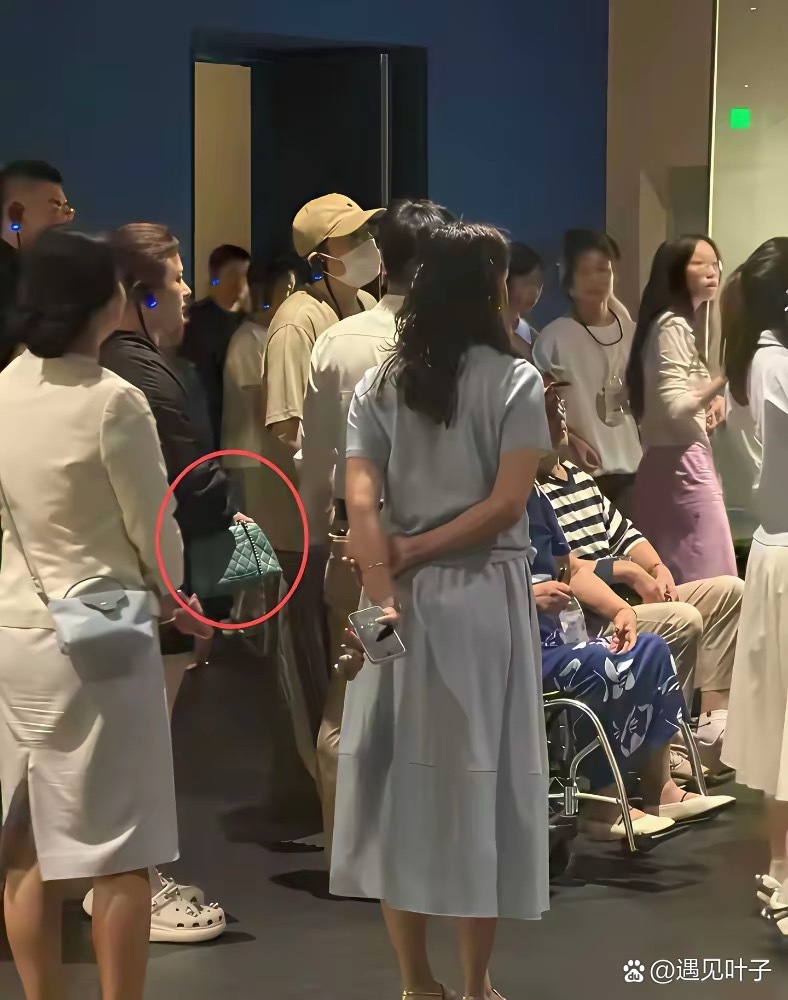 沈腾带全家逛三星堆，全程给父母推轮椅、弯腰讲解，转头一看，妻子王琦拎着个皱巴巴的包跟在后面，俩人愣是