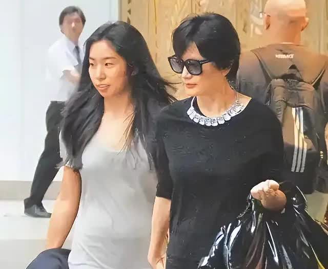 网友偶遇林青霞和女儿逛街，母女俩太漂亮了，一点看不出来这是妈妈和女儿，仿佛是一对