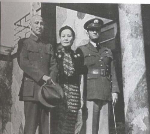 1943年，宋美龄结束访美回国，满心期盼蒋介石亲自前来接机。可飞机降落之后，停机