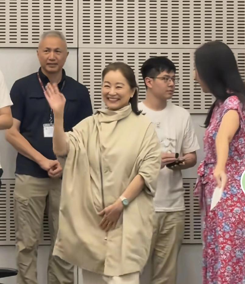 七十多岁的林青霞，太高贵了4月25日下午，有网友拍到林青霞参加活动，画面中的