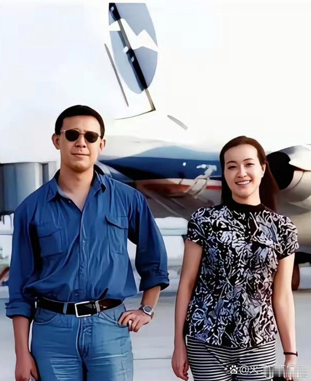1992年沈阳机场，姜文29，刘晓庆38，一个牛仔外套，一个碎花裙，中间隔着半拳